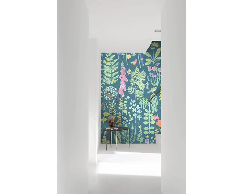 Chodba s kvetinovou tapetou, stolom a vázou