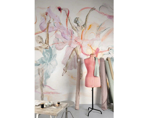 Izba s tapetou s baletným motívom, krajčírskou pannou a rolami látok