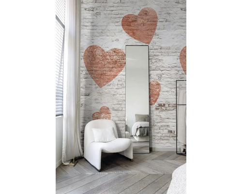 Dekoratívna obývacia izba s kreslom, zrkadlom a nástennou tapetou so srdiečkami