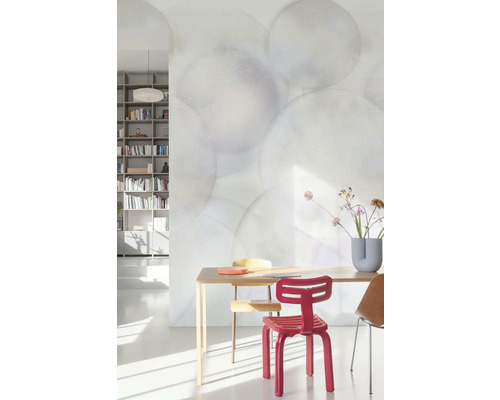 Svetlá izba s jedálenským stolom, stoličkami a tapetou s kruhovým vzorom