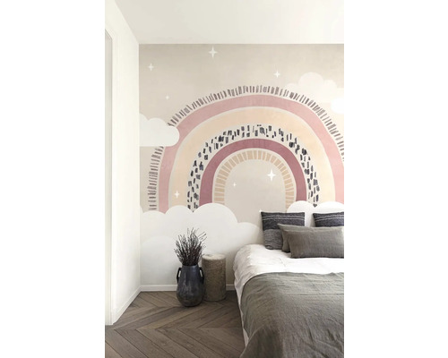 Spálňa s nástennou maľbou dúhy a oblakov