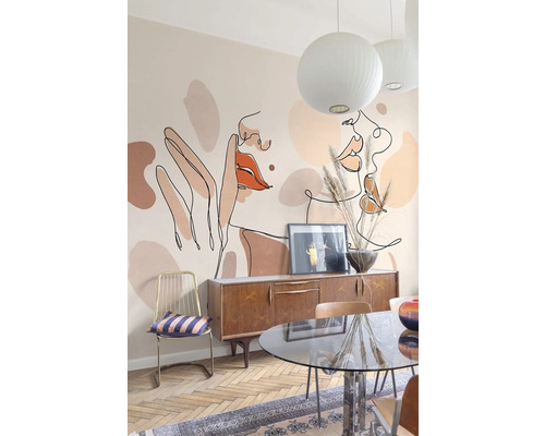 Obývacia izba s nástennou maľbou, príborníkom a jedálenským stolom