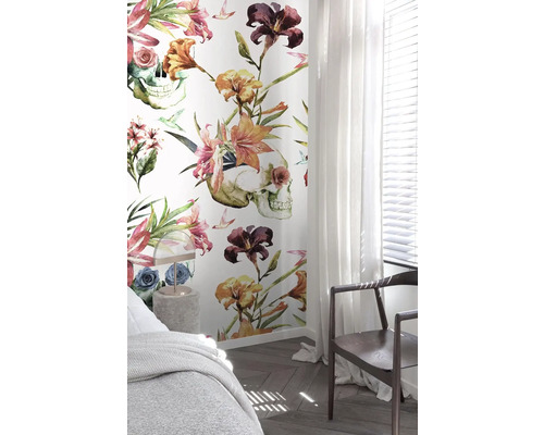 Spálňa s kvetinovou tapetou s lebkou, posteľou a stoličkou