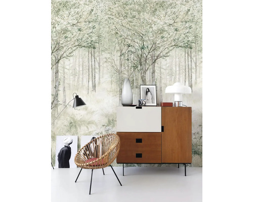 Obývacia izba s tapetou s motívom lesa, komoda a ratanové kreslo