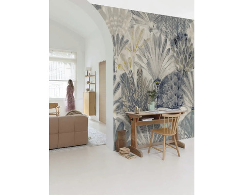 Obývacia izba s tapetou so vzorom, stolom a stoličkou.