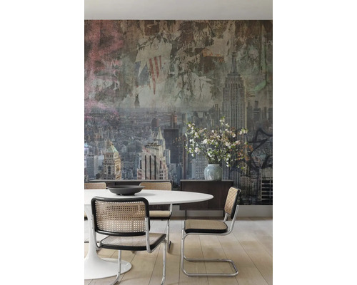 Jedáleň s tapetou New York, jedálenským stolom a stoličkami