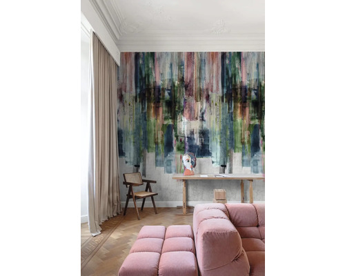 Obývacia izba s umeleckou tapetou, dreveným nábytkom a pohovkou