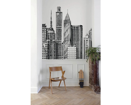 Izba s nástennou tapetou s motívom panorámy mesta, drevenou stoličkou a skejtbordom