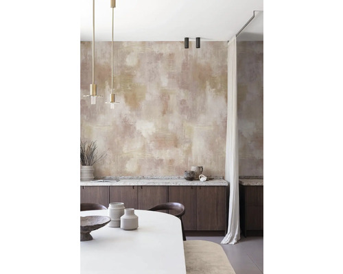 Svetlá jedáleň s abstraktnou stenou, jedálenským stolom a kuchynskou linkou.