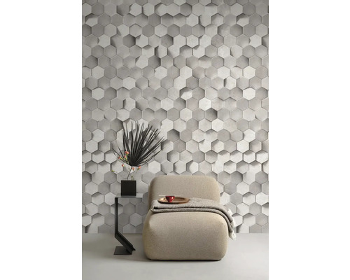 Obývacia izba s kreslom pred stenou zo šesťhranných dlaždíc