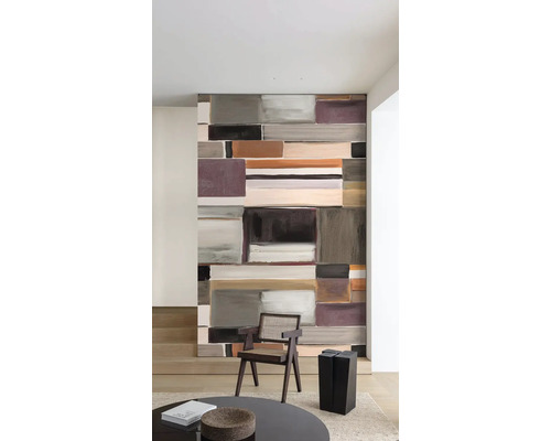 Obývacia izba so vzorovanou nástennou tapetou, stoličkou a príručným stolíkom