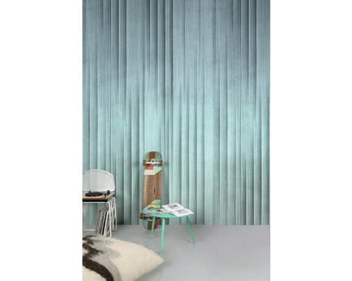 Obývacia izba s vinylovou tapetou so vzorom prúžkov, stolom, skateboardom a gramofónom