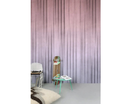 Izba s fototapetou so vzorom zvislých pruhov, stolom a skateboardom