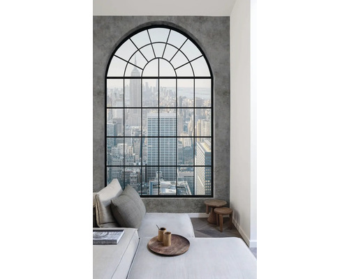 Obývacia izba s veľkým oknom a výhľadom na mesto