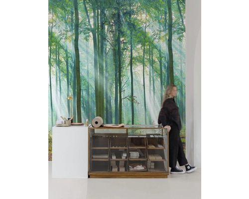 Dizajn interiéru s tapetou s motívom lesa, predajným stolom a zákazníčkou.
