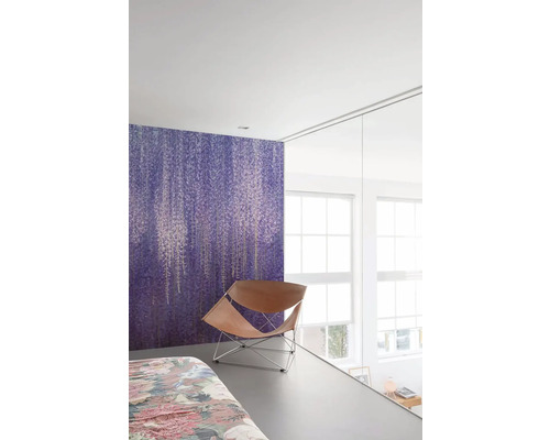 Spálňa s fialovou tapetou s kvetinovým vzorom a koženým kreslom