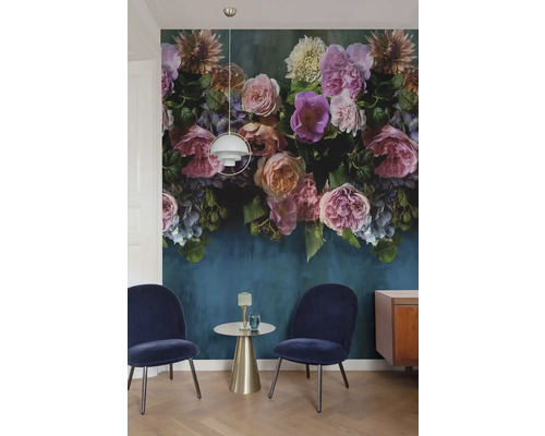 Scéna s tapetou s kvetinovým dizajnom, dvoma stoličkami a odkladacím stolíkom