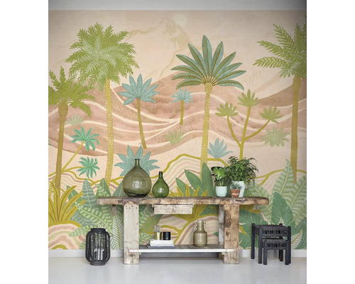 Dekoratívny interiér s tapetou s palmovým vzorom, rustikálnym dreveným stolom a izbovými rastlinami