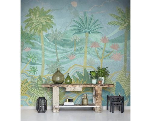 Obývacia izba s nástennou tapetou, konzolovým stolíkom, rastlinami a dekoratívnymi predmetmi