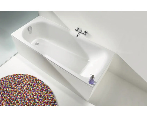 Obdĺžniková akrylátová vaňa s armatúrou a prepadovou súpravou v kúpeľni