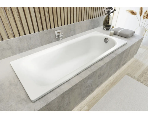 Vstavaná vaňa v kúpeľni s vodovodnou batériou a kúpeľňovými doplnkami na okraji vane