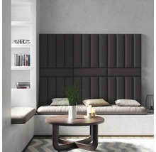 Obývacia izba s čalúnenými stenovými panelmi, okrúhlym konferenčným stolíkom, vstavanou knižnicou a posedením