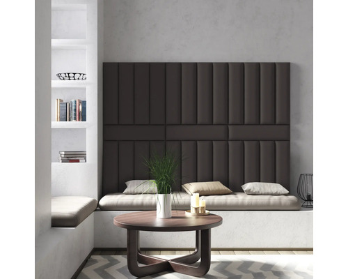 Obývacia izba s čalúnenými stenovými panelmi, okrúhlym konferenčným stolíkom, vstavanou knižnicou a posedením