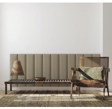 Obývacia izba s lavicou, drevenou stoličkou, lampou a kobercom na drevenej podlahe