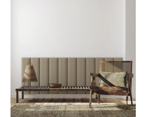 Obývacia izba s lavicou, drevenou stoličkou, lampou a kobercom na drevenej podlahe