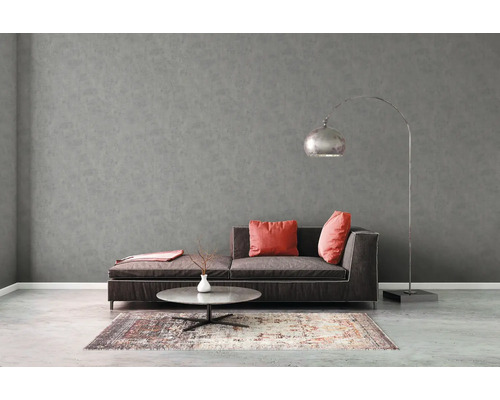 Obývacia izba so sivou tapetou, pohovkou, stojacou lampou a kobercom