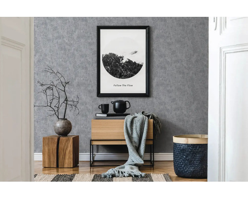 Moderný interiér so sivou tapetou, drevenou komodou a dekoratívnymi prvkami.