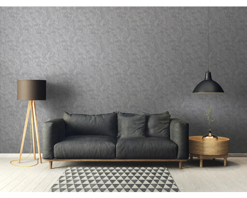 Obývacia izba s pohovkou, stojacou lampou a závesným svietidlom