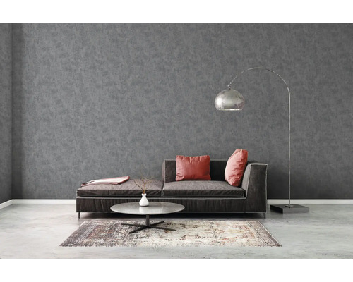 Sivá stena obývacej izby s pohovkou, lampou a kobercom