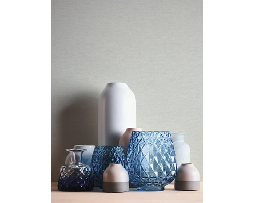 Usporiadanie rôznych dekoratívnych váz zo skla a keramiky