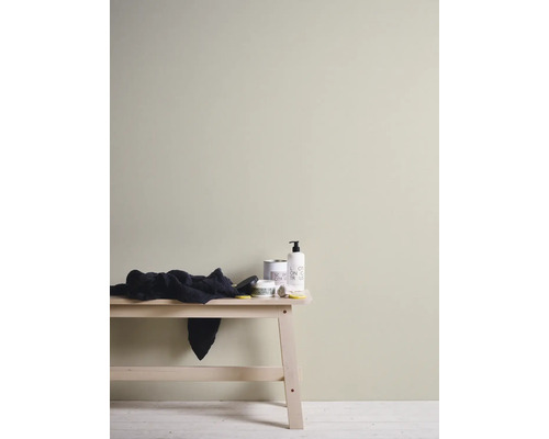 Farba na stenu s doplnkami na drevenom stole