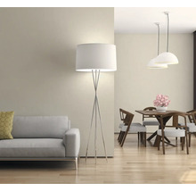 Obývacia izba s pohovkou, stojacou lampou a jedálenskou súpravou