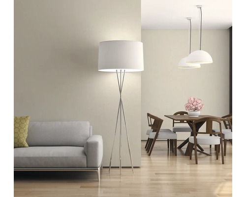 Obývacia izba s pohovkou, stojacou lampou a jedálenskou súpravou