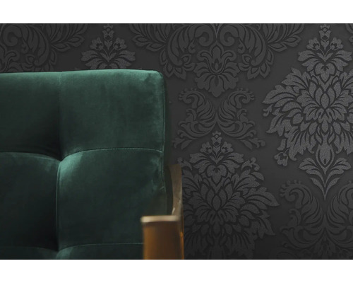 Tapeta s kvetinovým vzorom a textilným vzhľadom vedľa pohovky