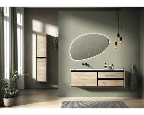 Kúpeľňa s umývadlovou skrinkou, zrkadlovou skrinkou, zrkadlom a osvetlením