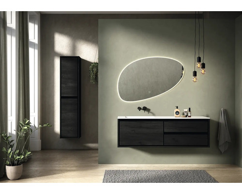 Moderná kúpeľňa s umývadlovou skrinkou, zrkadlovou skrinkou, zrkadlom a osvetlením.