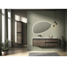 Kúpeľňa s umývadlom, zrkadlom s osvetlením a závesnou skrinkou so vzhľadom dreva