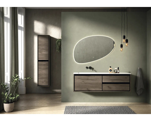 Kúpeľňa s umývadlom, zrkadlom s osvetlením a závesnou skrinkou so vzhľadom dreva