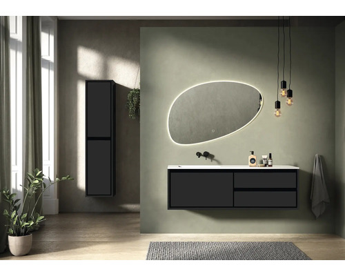 Moderná kúpeľňa s umývadlovou skrinkou, zrkadlovou skrinkou a osvetleným zrkadlom