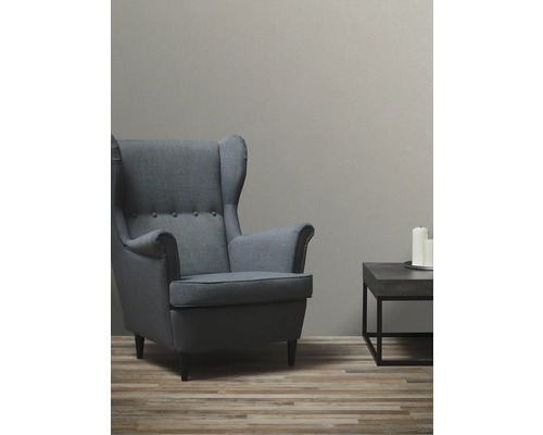 Obývacia izba s kreslom, konferenčným stolíkom a tapetou