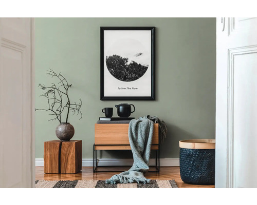 Obývacia izba s dreveným nábytkom, dekoráciou a zarámovaným obrazom na stene