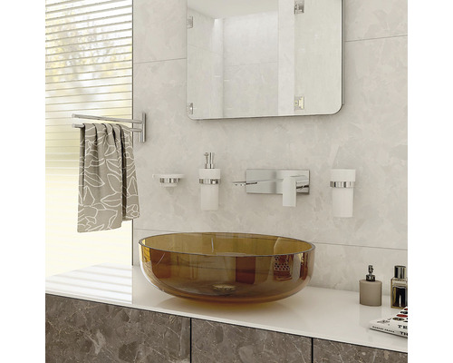 Moderná kúpeľňa so skleneným umývadlom a zodpovedajúcimi kúpeľňovými doplnkami.