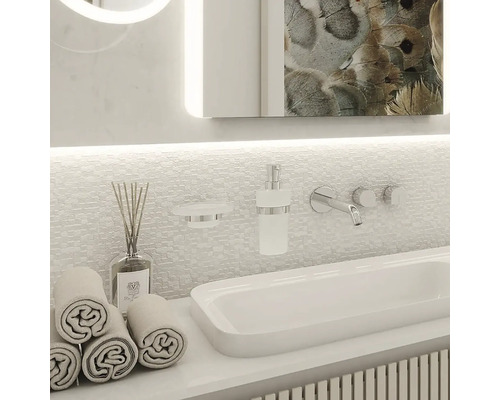 Moderná kúpeľňa s umývadlom, uterákmi, dávkovačom mydla a zrkadlom