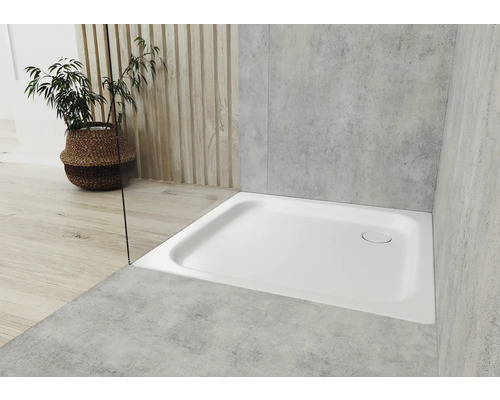 Obdĺžniková sprchová vanička zo sanitárneho akrylátu v kúpeľni.