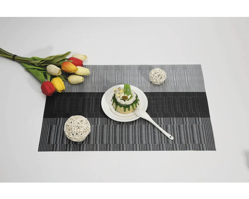 Sivý prestierací tanier s dezertom a dekoráciou