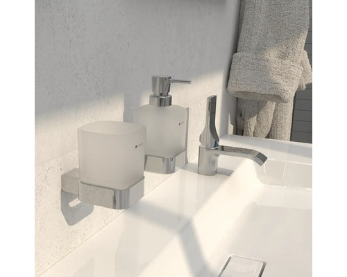 Kúpeľňové umývadlo s dávkovačom mydla, pohárom na zubné kefky a vodovodnou batériou